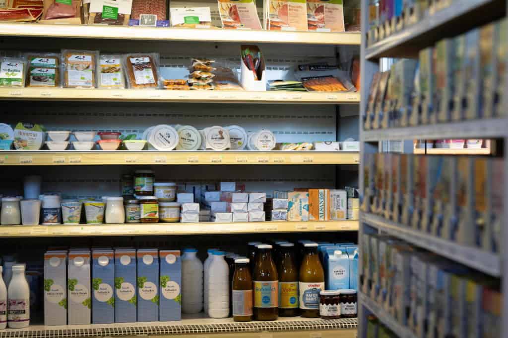 Kühlregal frontal, Milch, Joghurt, Fleischersatzprodukte, Butter