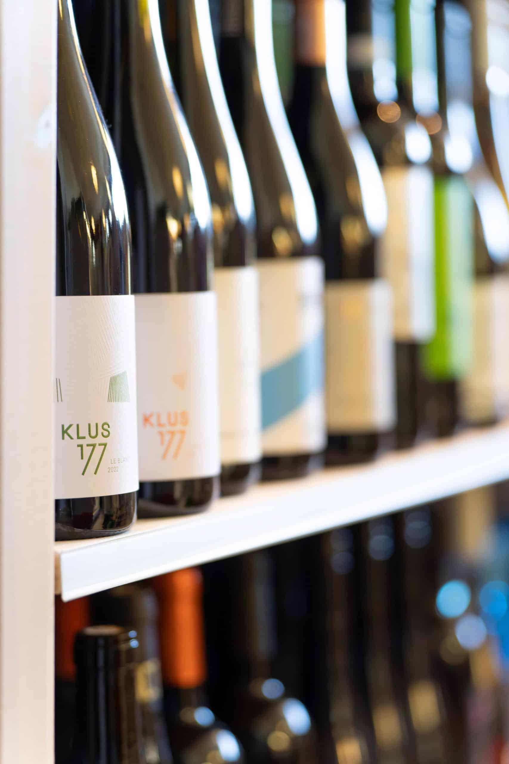 Weinflaschen, Rotwein vom Klushof